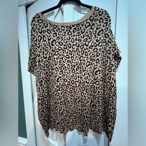 Torrid tee leopard print Size 2X, muted tan/orange undertones & black
